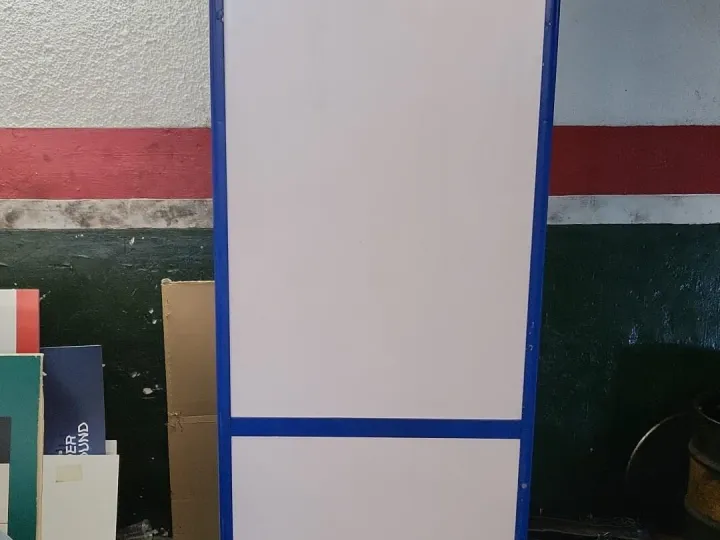 Grúa blanca sin vinilar, lista para personalizar con una marca