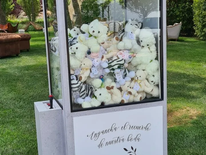 Grúa de peluches blanca personalizada para una boda en un jardín