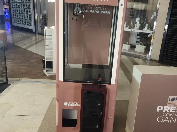 Máquina de gancho vinilada en un centro comercial con el lema Premios con mucho gancho