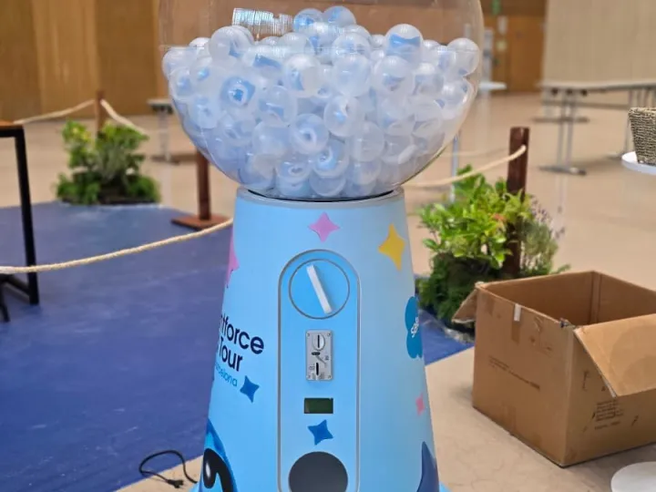 Máquina de bolas grande personalizada en un congreso