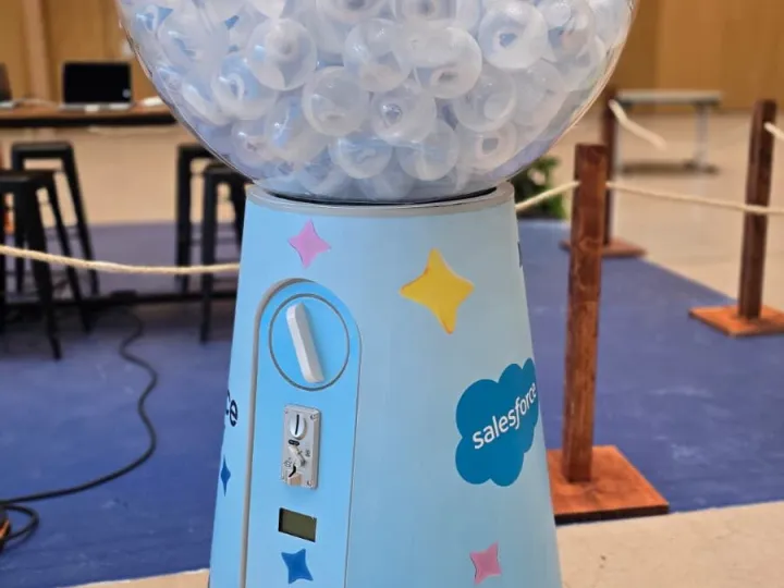 Máquina expendedora de bolas con vinilo azul de estrellas