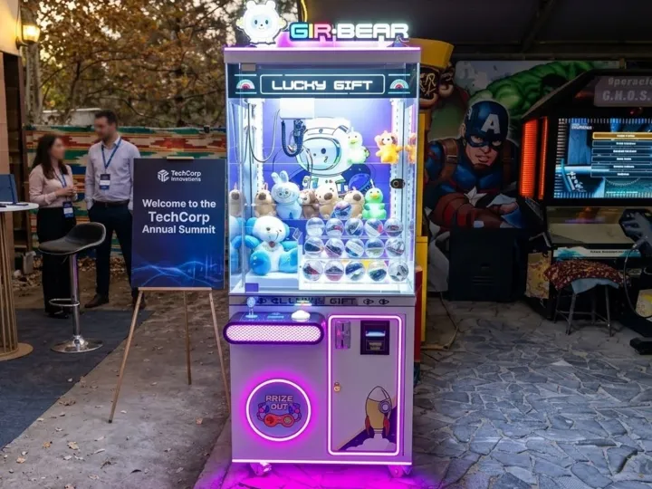 Grúa de regalos LED iluminada en un evento de empresa