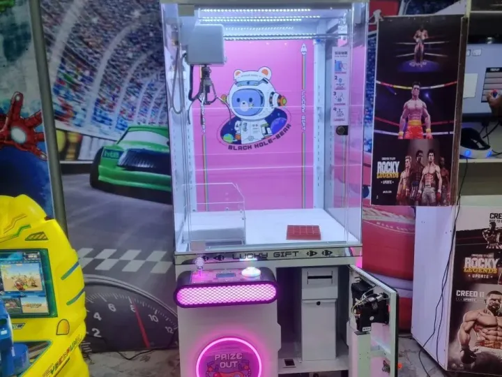 Grúa de regalos LED con luz rosa y garra grande