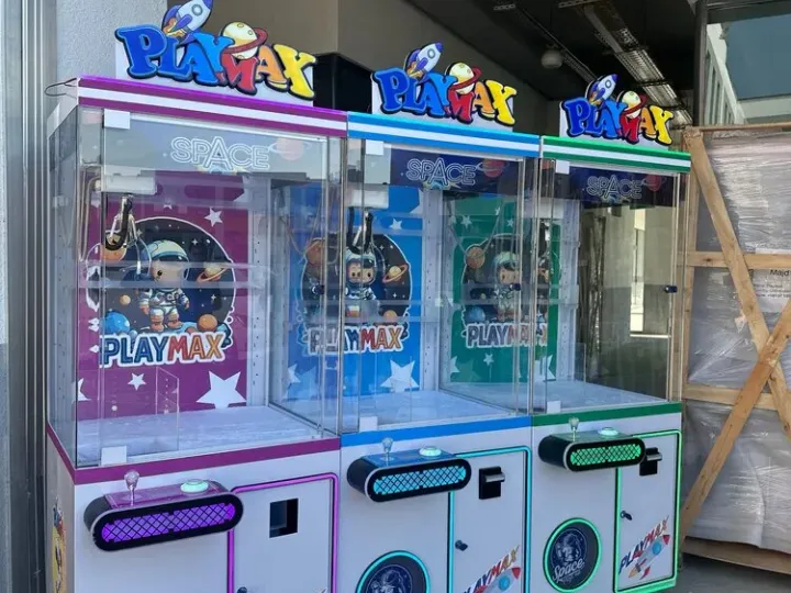 Tres grúas de regalos LED juntas para un evento