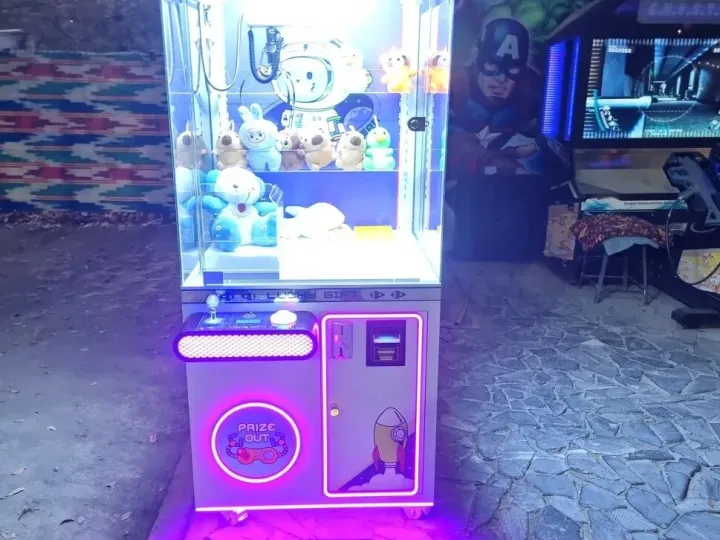 Máquina de premios LED encendida por la noche