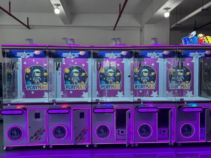 Fila de máquinas de premios LED con luces moradas