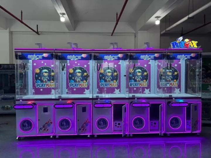 Varias máquinas de regalos LED preparadas para un evento grande