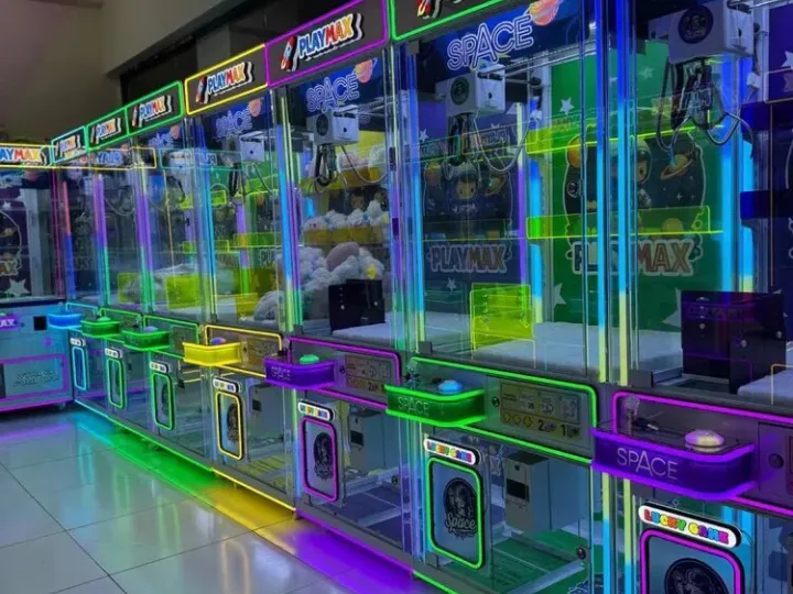 Hilera de máquinas expendedoras de regalos con luces de colores