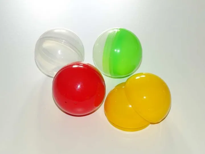 Cápsulas sorpresa de 9 cm en varios colores