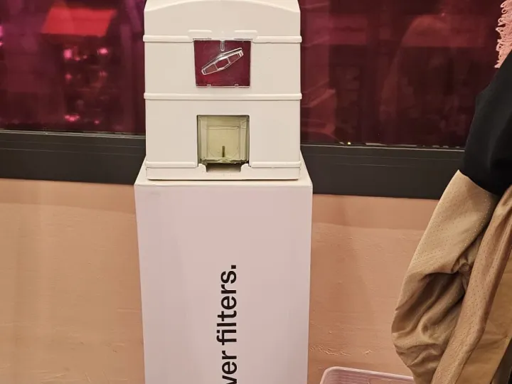 Expendedora de cápsulas sorpresa con base vinilada