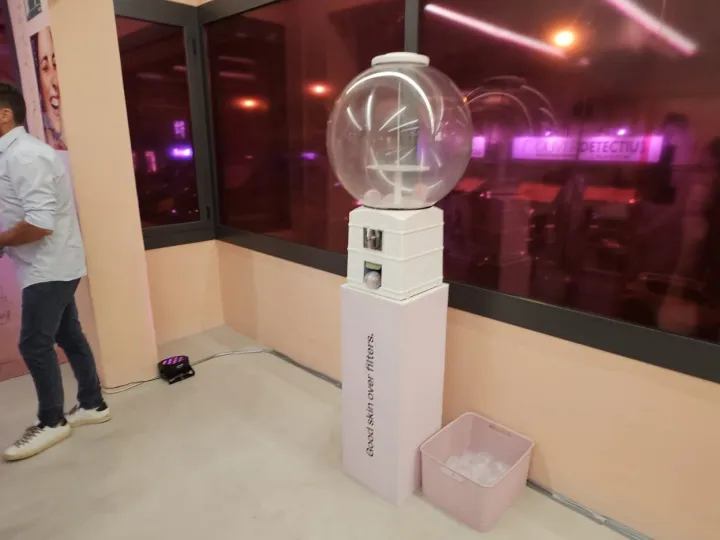 Asistentes alrededor de la máquina de bolas sorpresa