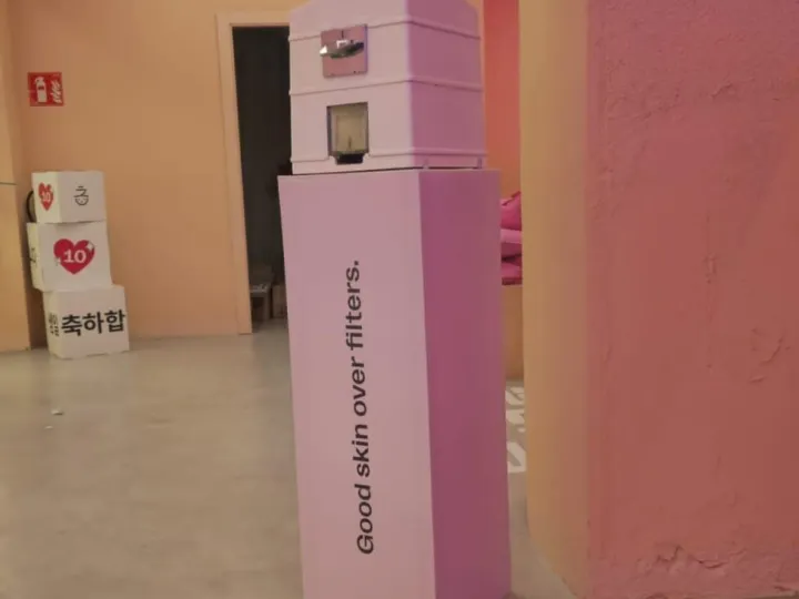 Máquina de bolas sorpresa en un espacio de eventos