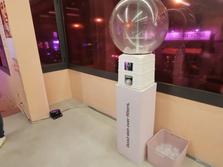 Máquina de bolas sorpresa sobre su base en un evento