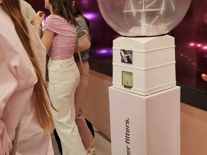 Invitadas junto a la máquina de bolas sorpresa