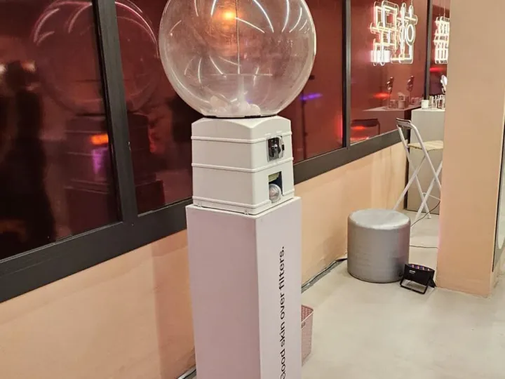 Máquina de bolas sorpresa iluminada por la noche