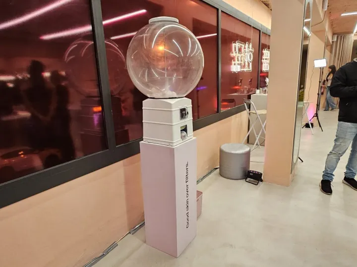 Máquina expendedora de bolas sorpresa en una fiesta de marca