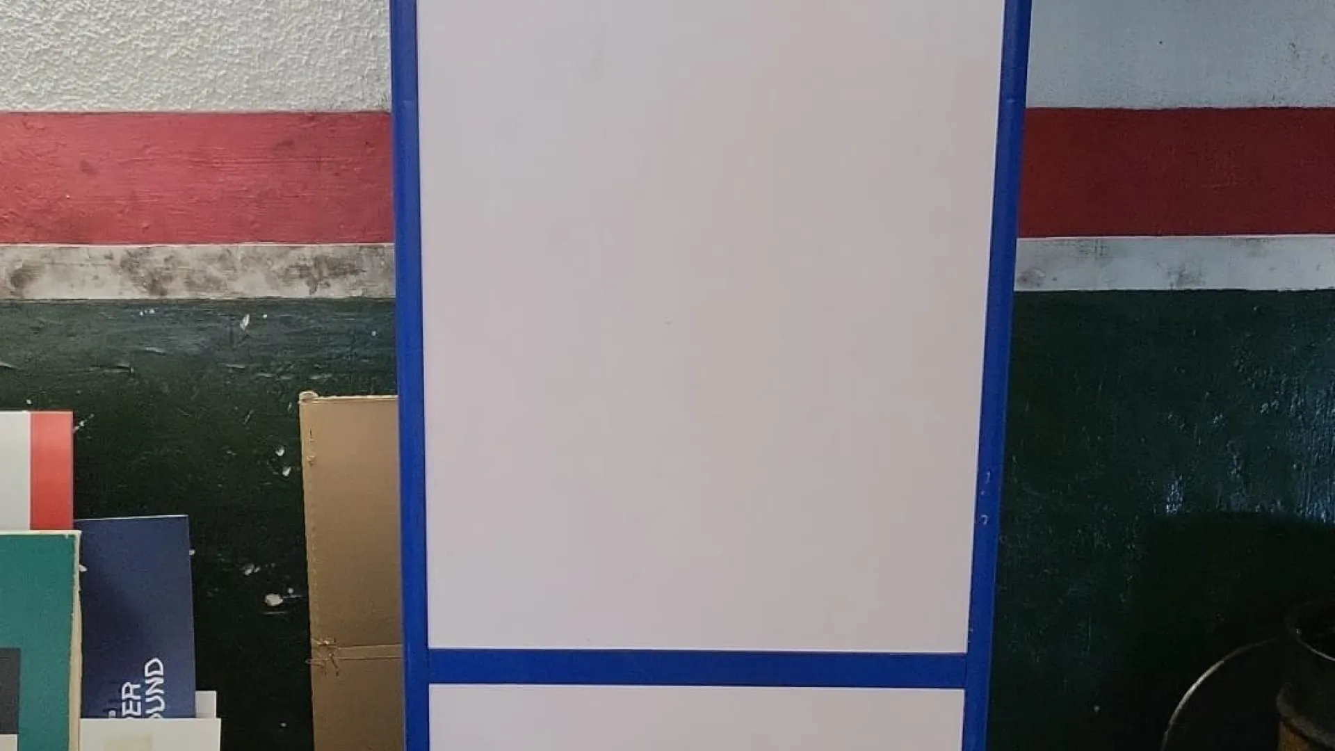 Grúa blanca sin vinilar, lista para personalizar con una marca