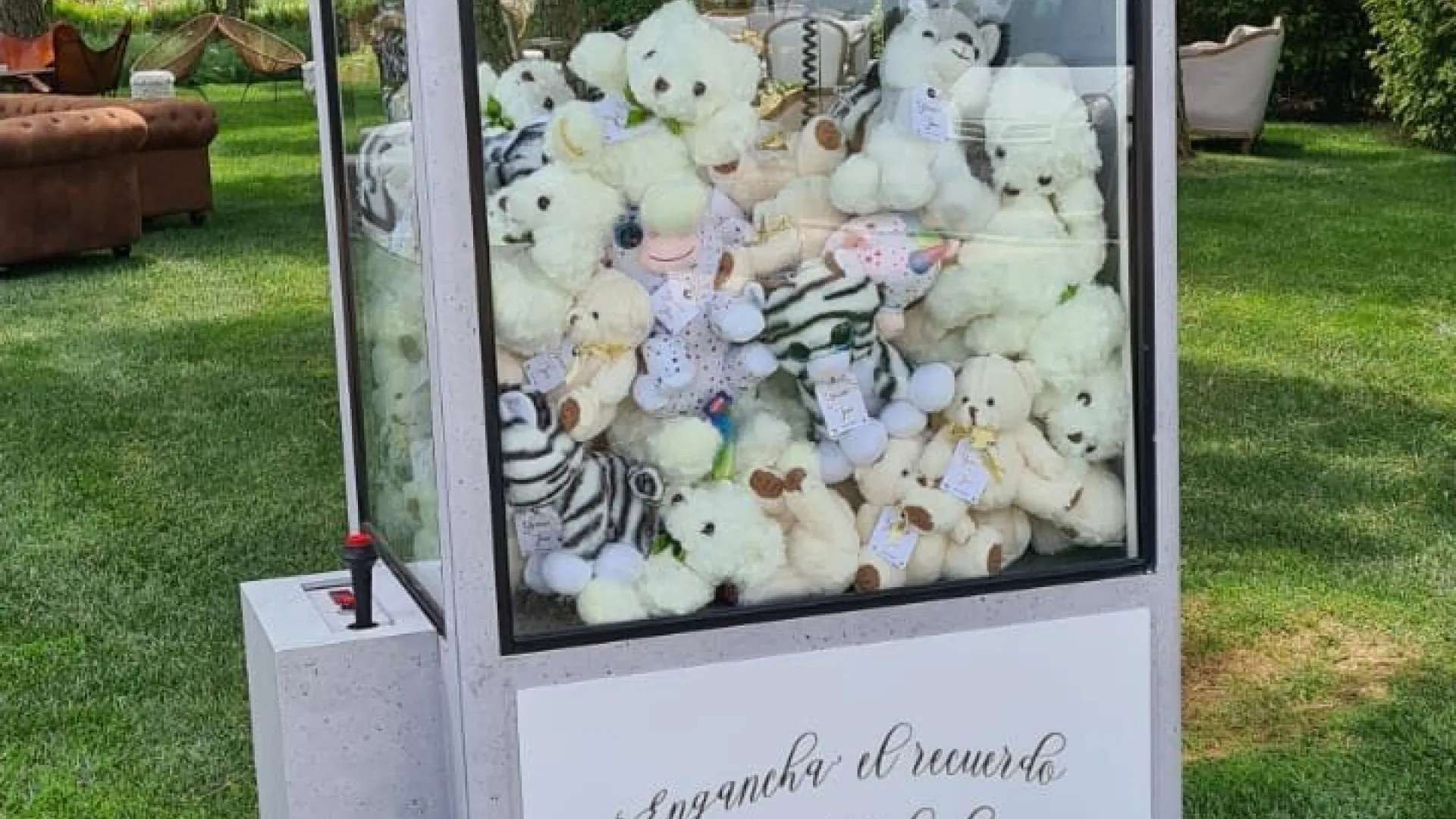 Grúa de peluches blanca personalizada para una boda en un jardín