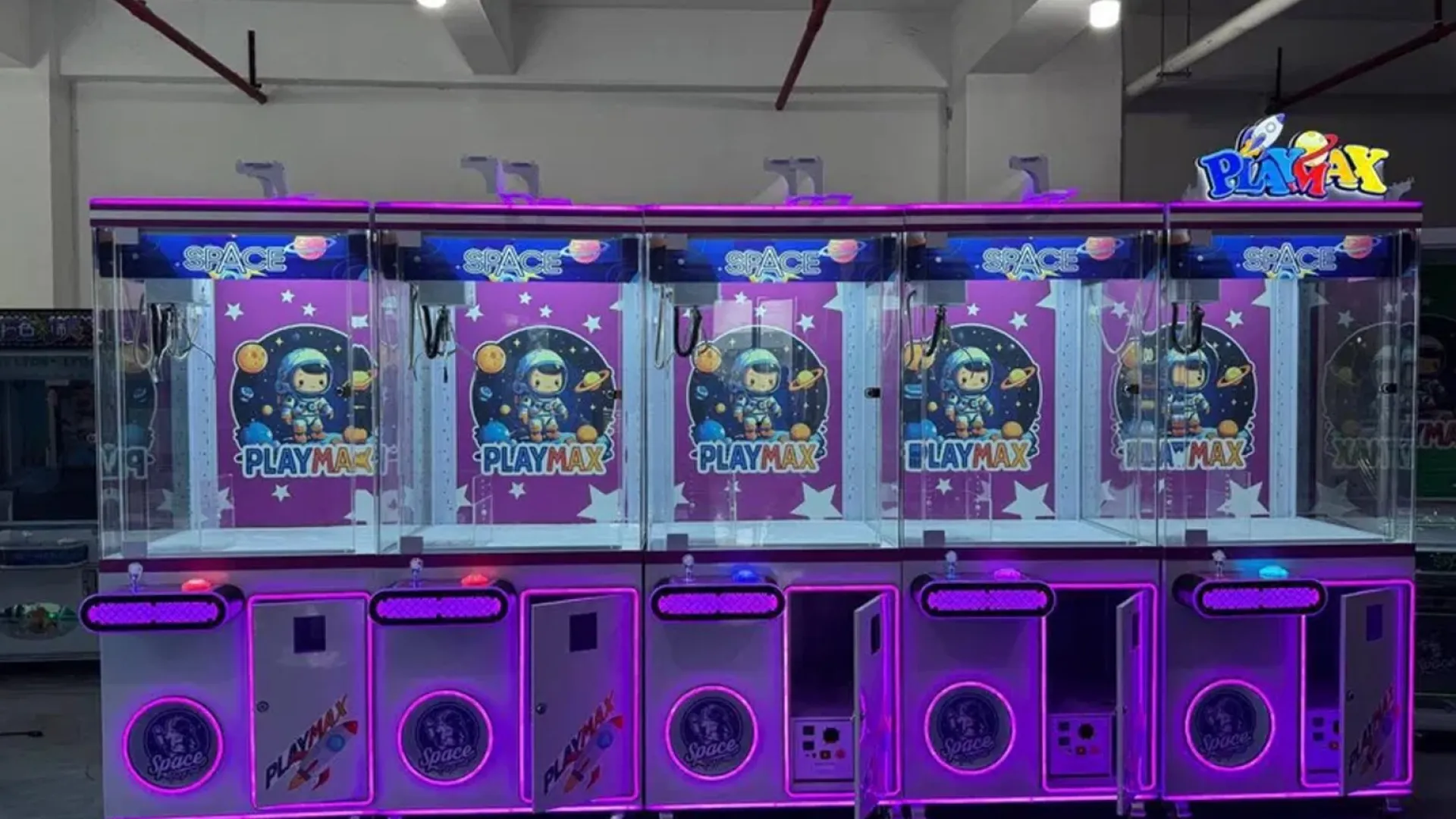 Fila de máquinas de premios LED con luces moradas