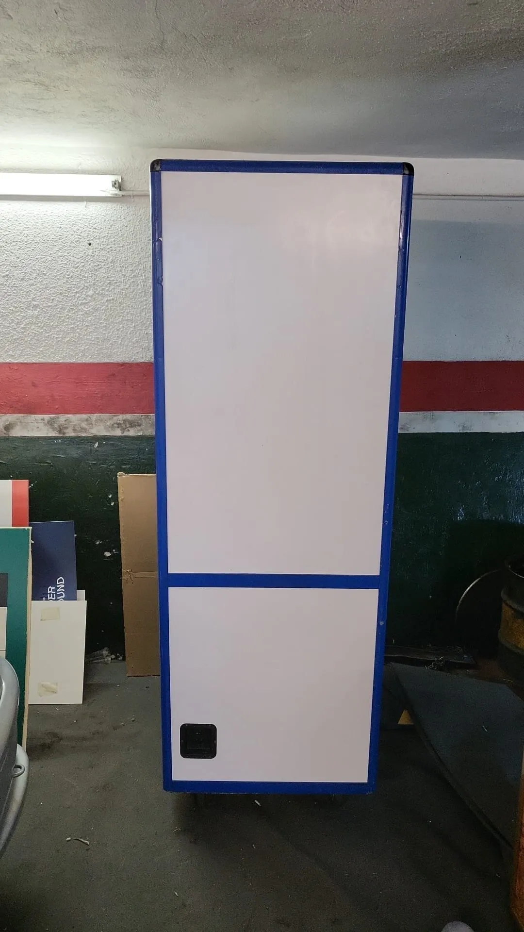 Grúa blanca sin vinilar, lista para personalizar con una marca