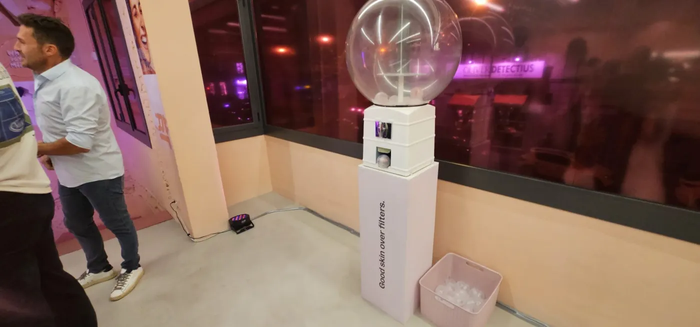 Máquina de bolas sorpresa sobre su base en un evento